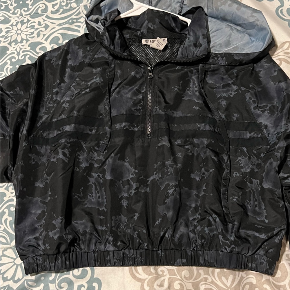 Cropped windbreaker